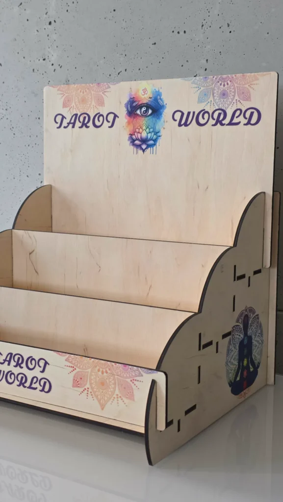 Drewniany ekspozytor reklamowy DTF