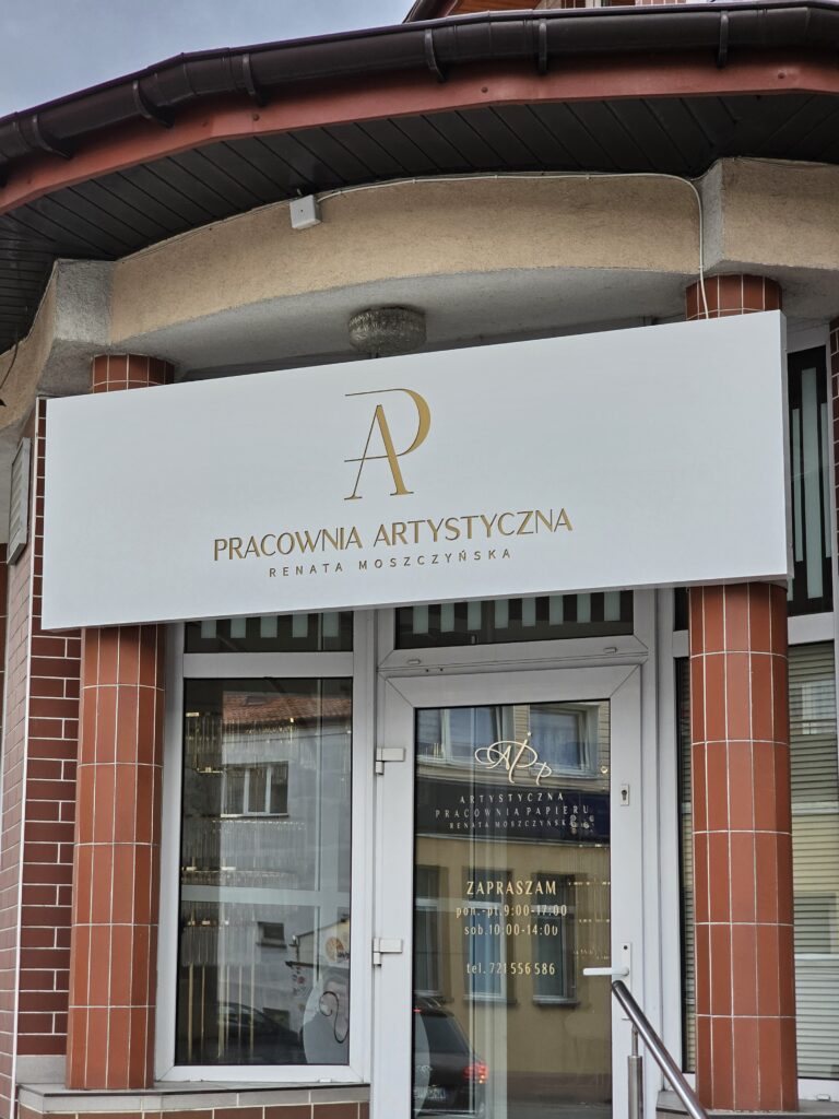 kaseton reklamowy nad sklepem