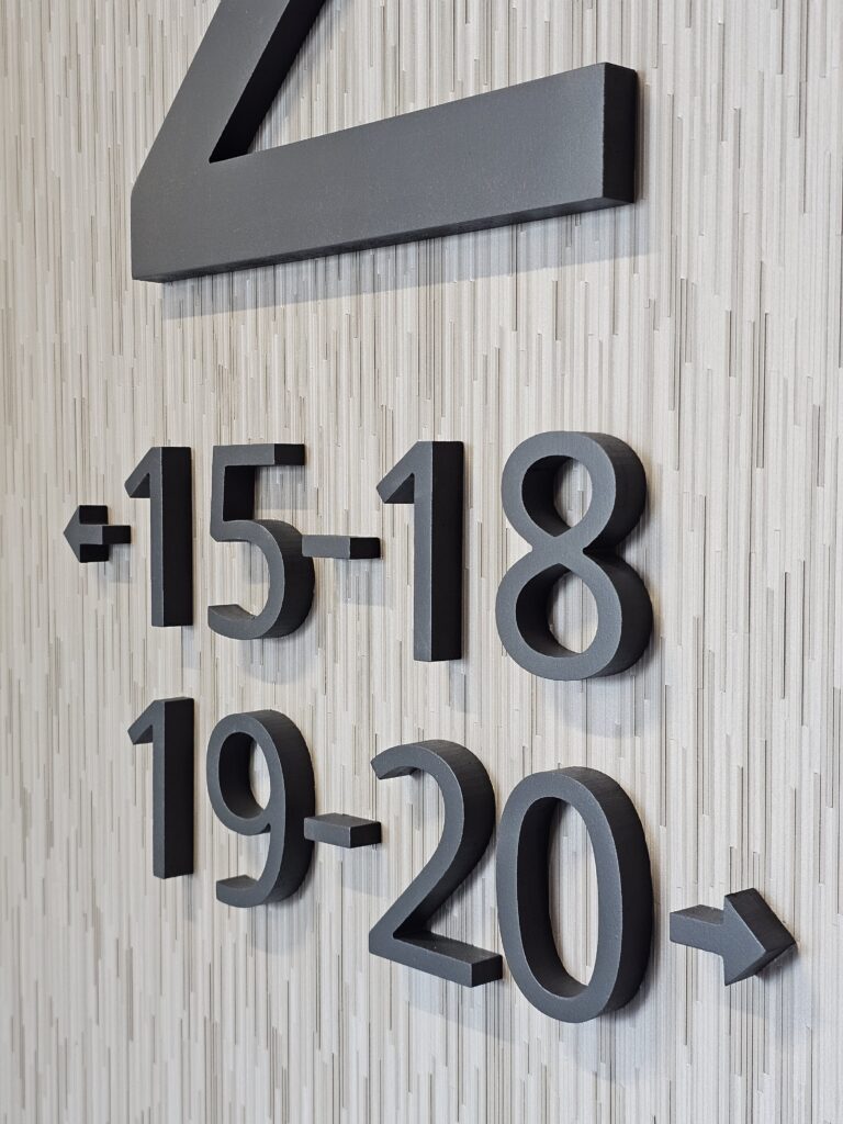 Oznakowanie kierunkowe z numerami mieszkania