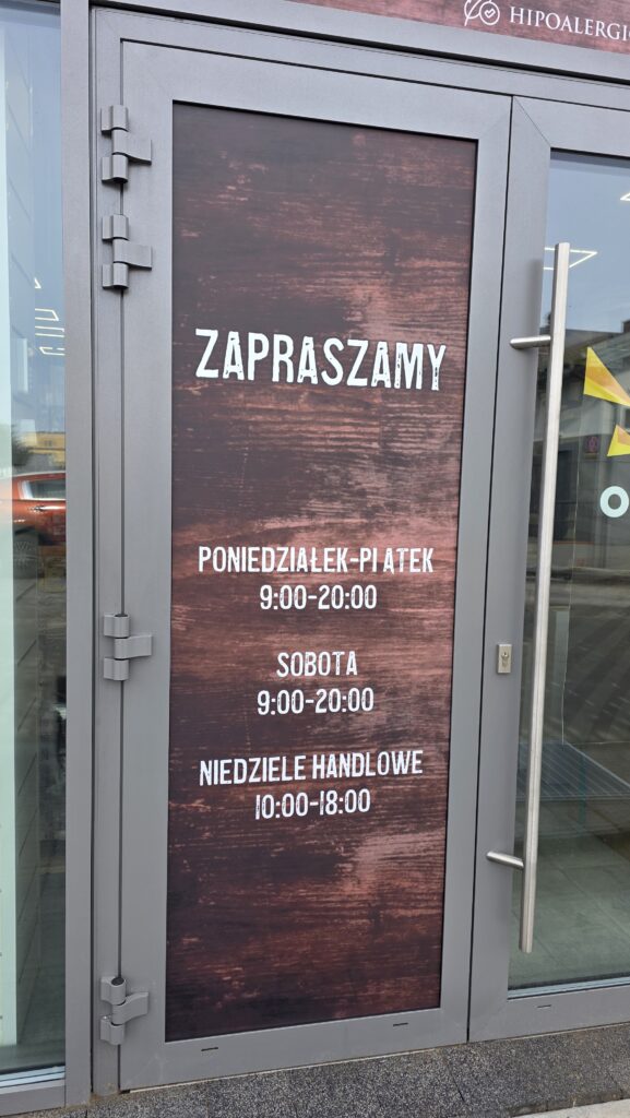 Reklama wizualna na drzwiach sklepu